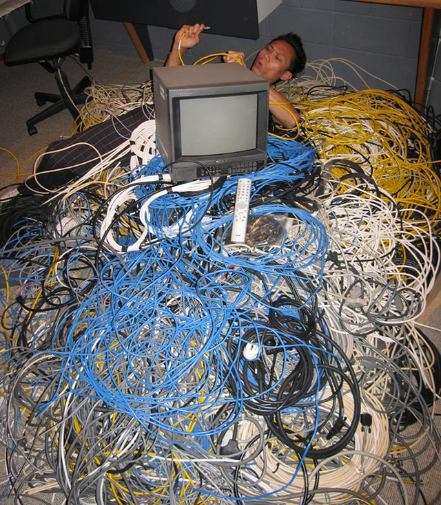 news_cable_mess_03_full.png